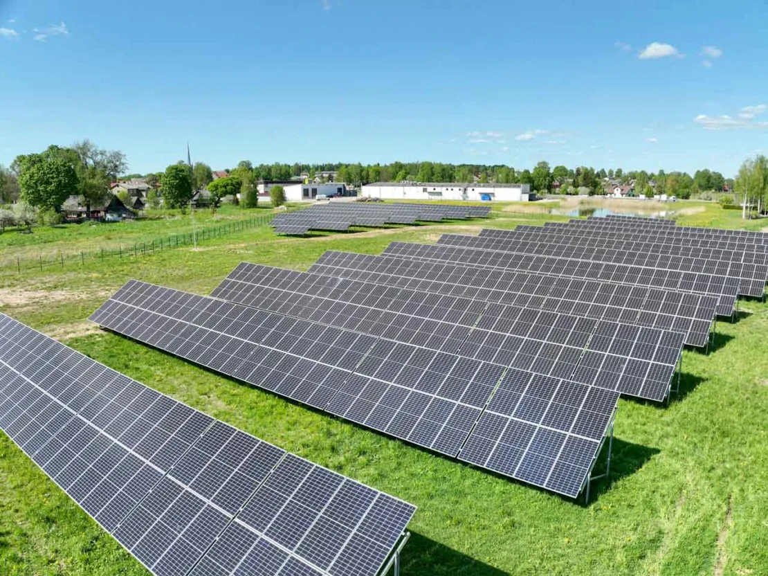 Päikesepaneelid põllul, päikesepark Rõngu Pagarile Nord Solar OÜ paigaldatud